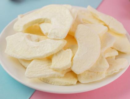 Trozos de manzana liofilizados