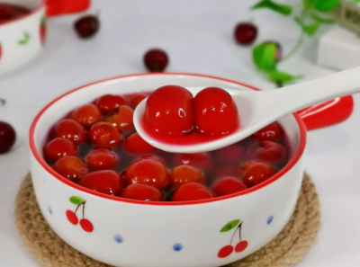 枝と種が入った赤い桜の缶詰