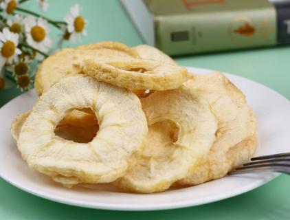 Trozos de manzana liofilizados